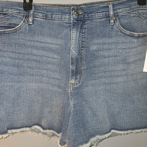 🆕Sofia Jeans by Sofia Vergara Women's Chi Shortie Shorts, Size 20 - NWT - Picture 3 of 12